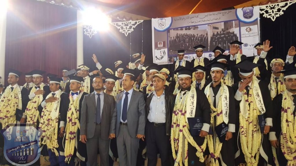 نائب رئيس الجامعة يكريم الخريجين
