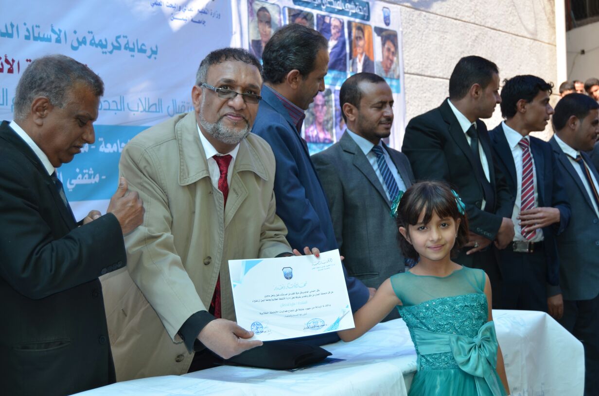 الجامعة وإدارة الأنشطة تكرم طلاب مدارس الوحدة المبدعين