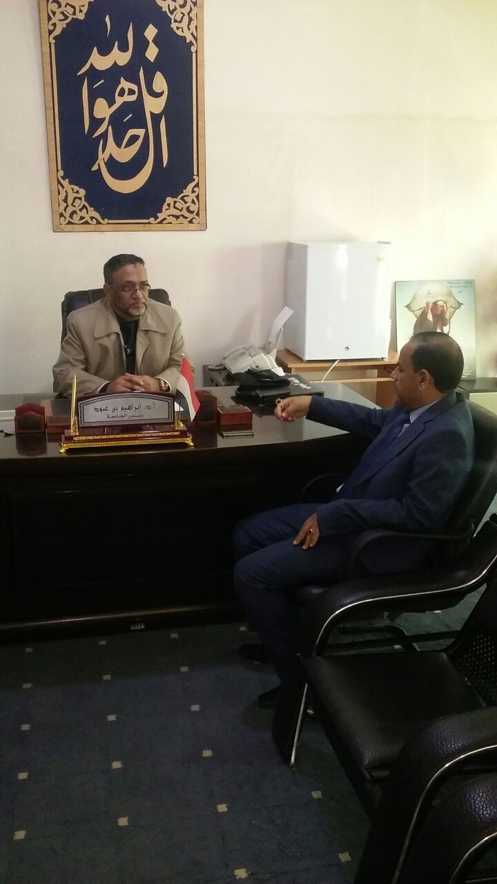 اجتماع مصغر في مكتب رئاسة الجامعة