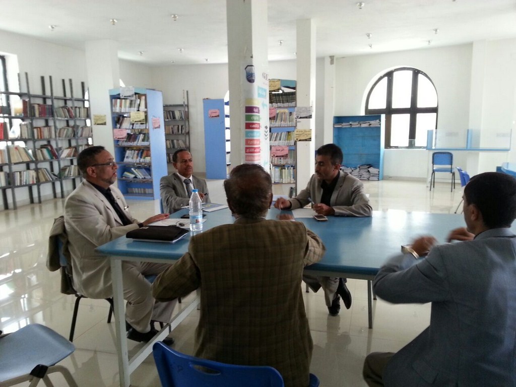 اجتماع في المكتبة العامة للجامعة