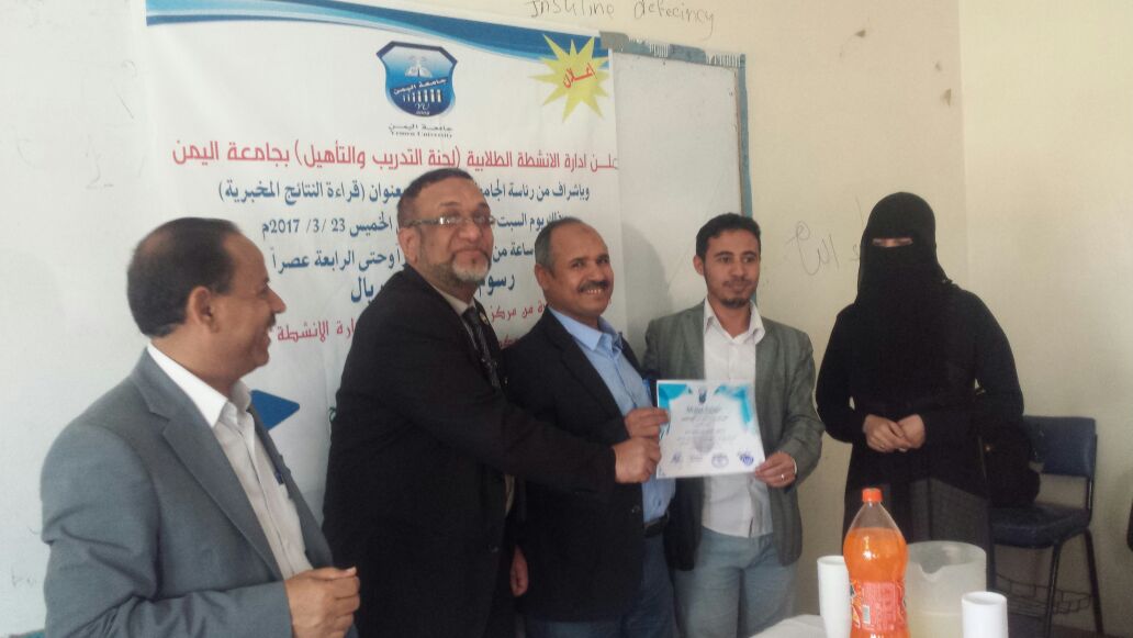 مسوؤل الانشطة الطلابية يكرم رئيس الجامعة