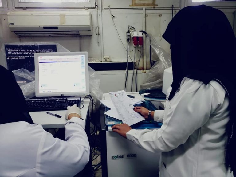 #تدريب_وتأهيل طلاب الامتياز بقسم المختبرات بالجامعة يؤدون التدريب الميداني بمختبرات هيئة مستشفى الثورة وذلك بحسب تقسيم المجموعات للعام الجامعي ٢٠٢٠/٢٠٢١م