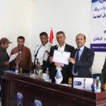 #الجامعة_تقدم درع الشراكة الأكاديمية والتدريب لقيادة المختبر المركزي بوزارة الأشغال.