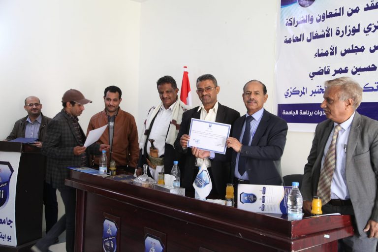 #الجامعة_تقدم درع الشراكة الأكاديمية والتدريب لقيادة المختبر المركزي بوزارة الأشغال.