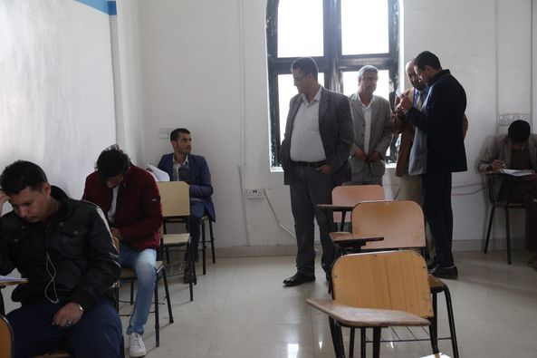 نائب رئيس الجامعة الدكتور سليمان سحاري ونائب رئيس اللجنة الامتحانية الدكتور محمد القاضي يتفقدان سير العملية الامتحانية بكلية العلوم الطبية