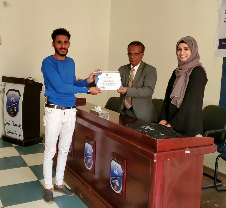 #صور من تكريم نائب رئيس الجامعة الدكتور/ سليمان سحاري ومسؤولة قسم الأنشطة/ الأستاذة وفاء الخرساني للفائزين بمباريات تنس الطاولة /
