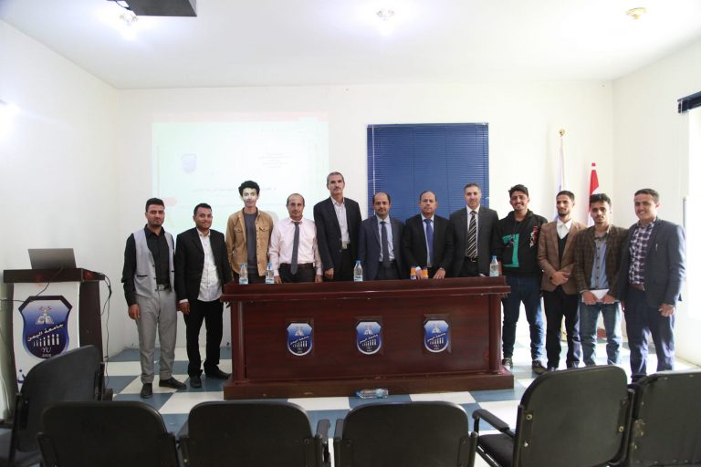 دشن الدكتور/حفظ الله يحيى الأحمدي رئيس الجامعة عملية مناقشة أبحاث التخرج يومنا هذا الأحد الموافق 3/7/2022م في قاعة الندوات بالجامعة