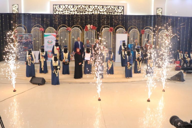 رئيس الجامعة يكرم الدفعة الثانية عشر من خريجي قسم المختبرات