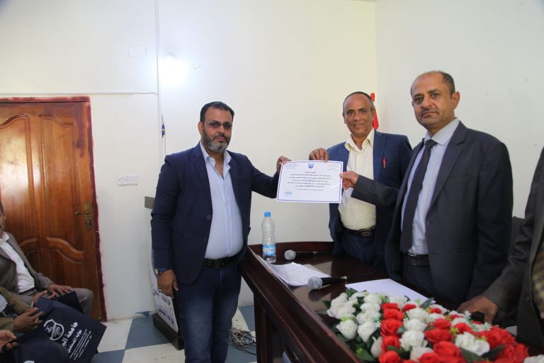 #جامعة اليمن تكرم وتحتفل بطلبتها الأوائل لكلية العلوم الإدارية